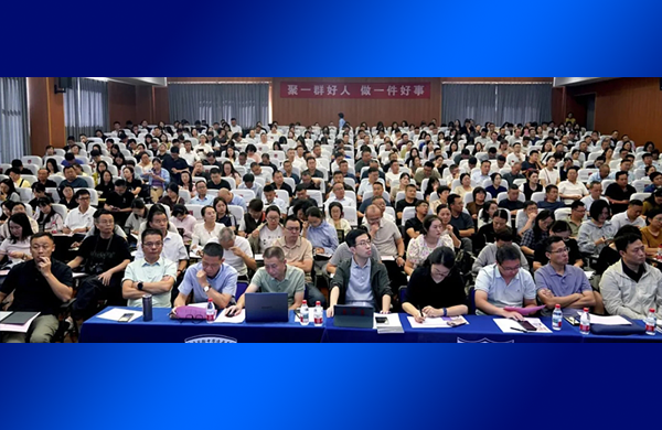 当500位校长老师涌进教室:没有老师讲课的课堂,为何让他们直呼“震撼”?